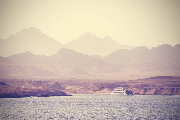 Vintage-Bild eines Bootes auf dem Meer in Ägypten. — Stockfoto