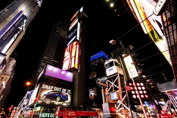 Times square in de nacht met broadway theaters. — Stockfoto