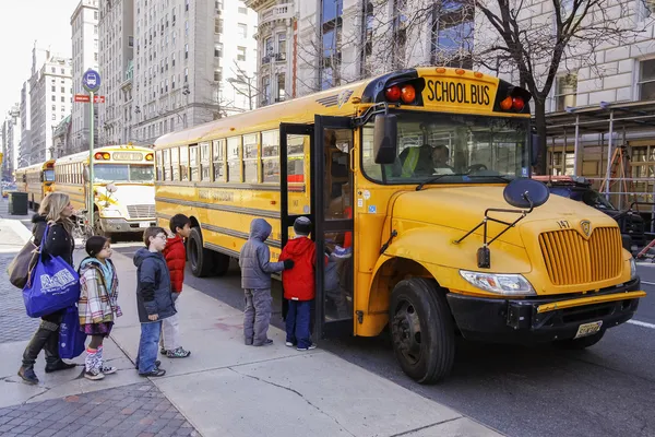 Kinder steigen in Schulbus im Zentrum der Stadt. — Stockfoto
