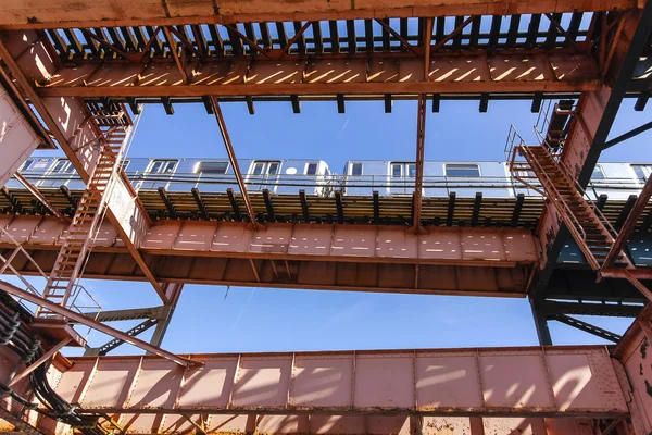 Metro buitenshuis draait op viaduct in new york city. — Stockfoto