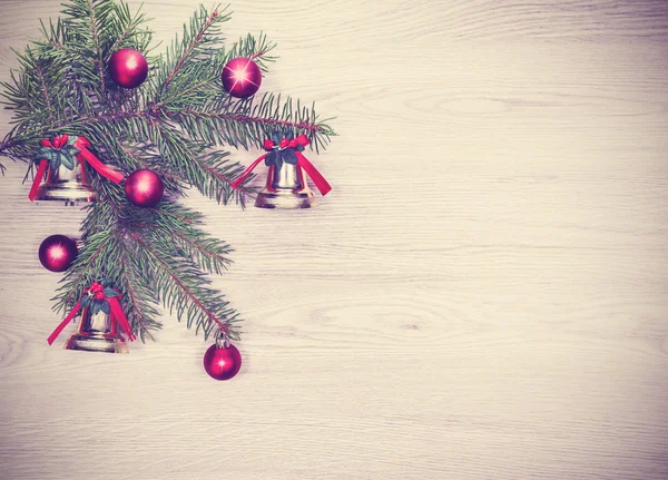 ビンテージ クリスマス背景、木のボード上の装飾. — ストック写真