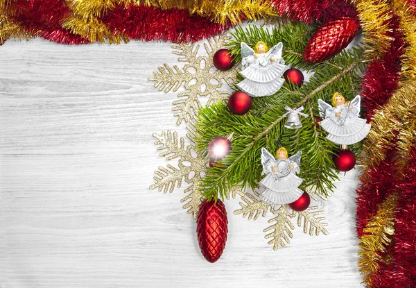 天使たちは、木のボード上の装飾のクリスマス背景. — ストック写真