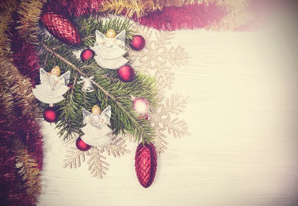 Vintage Christmas achtergrond met engelen, decoratie op een houten — Stockfoto