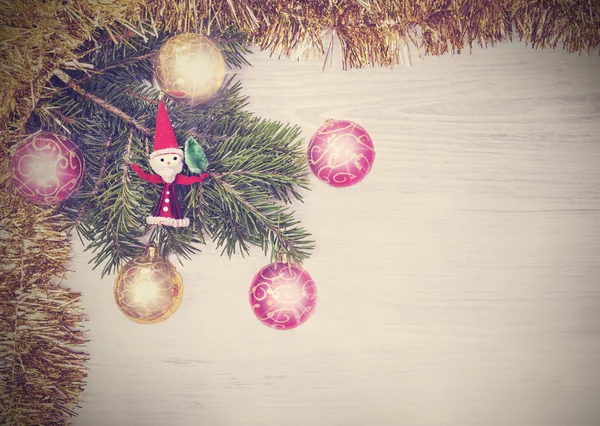 Vintage Weihnachtshintergrund, Dekoration auf einem Holzbrett. — Stockfoto