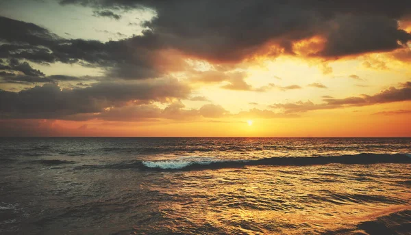 Escénica Puesta Sol Dorada Sobre Mar —  Fotos de Stock