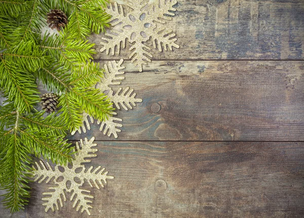 クリスマスの背景、素朴な木製のボード上の装飾. — ストック写真