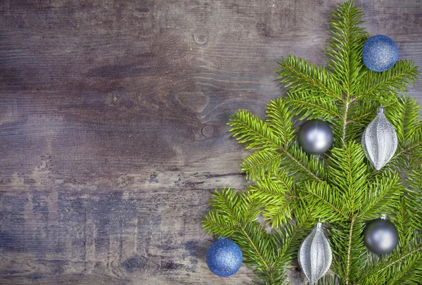 クリスマスの背景、素朴な木製のボード上の装飾. — ストック写真