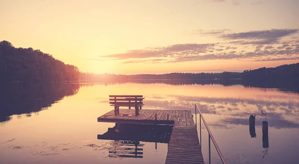 湖上的落日 桥墩上有木制长椅 — 图库照片