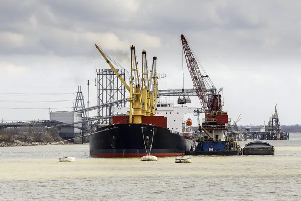 Frachtschiffverladung im Hafen. — Stockfoto