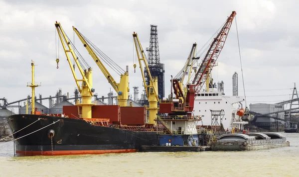 Frachtschiffverladung im Hafen. — Stockfoto