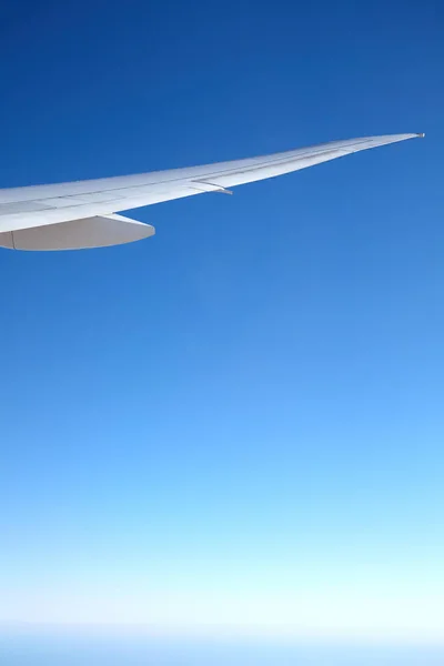Flygplansvingen Mot Den Blå Himlen — Stockfoto