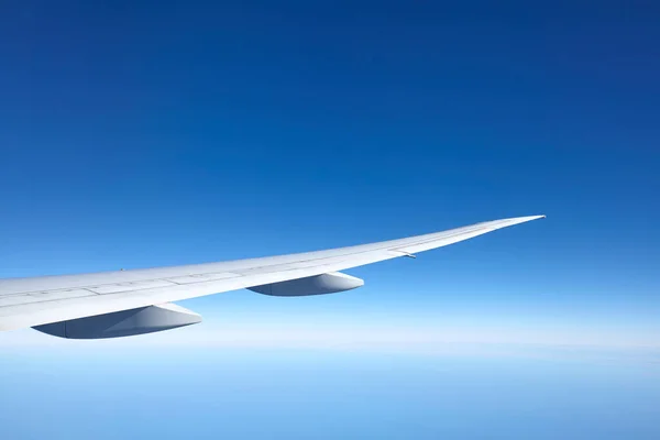 Flygplansvinge Mot Den Blå Himlen Resa Och Transport Koncept Utrymme — Stockfoto