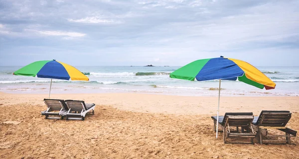 Tumbonas Con Sombrillas Una Playa Tropical Vacía Sri Lanka — Foto de Stock