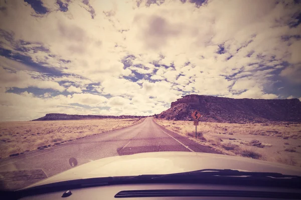 Estrada infinita vintage, foto tirada do banco da frente de um carro, EUA . — Fotografia de Stock