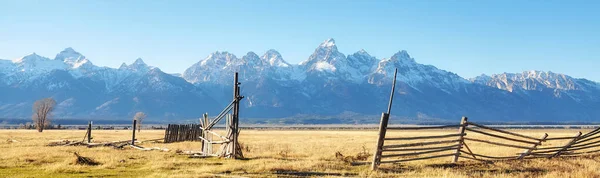 Starý Polámaný Dřevěný Plot Poli Pohořím Teton Pozadí Wyoming Usa — Stock fotografie