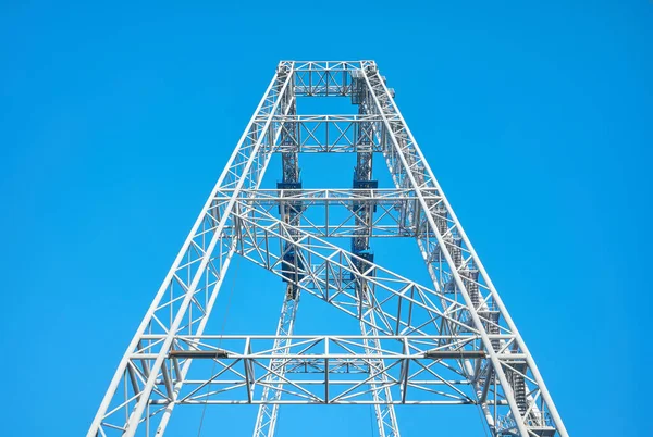 Close Foto Van Een Portaalkraan Toren Tegen Blauwe Lucht — Stockfoto