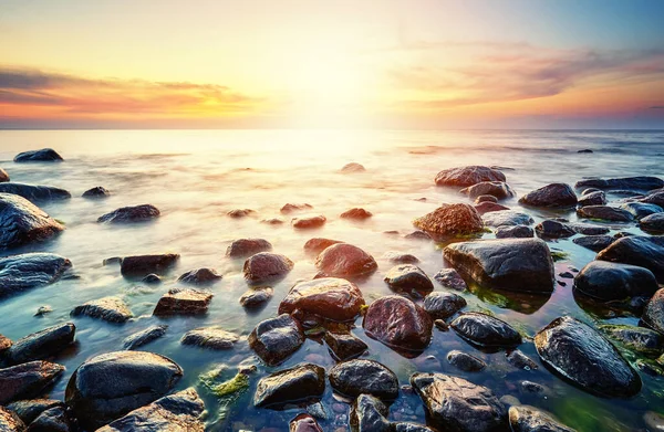 Playa Rocosa Del Mar Báltico Una Hermosa Puesta Sol Polonia — Foto de Stock