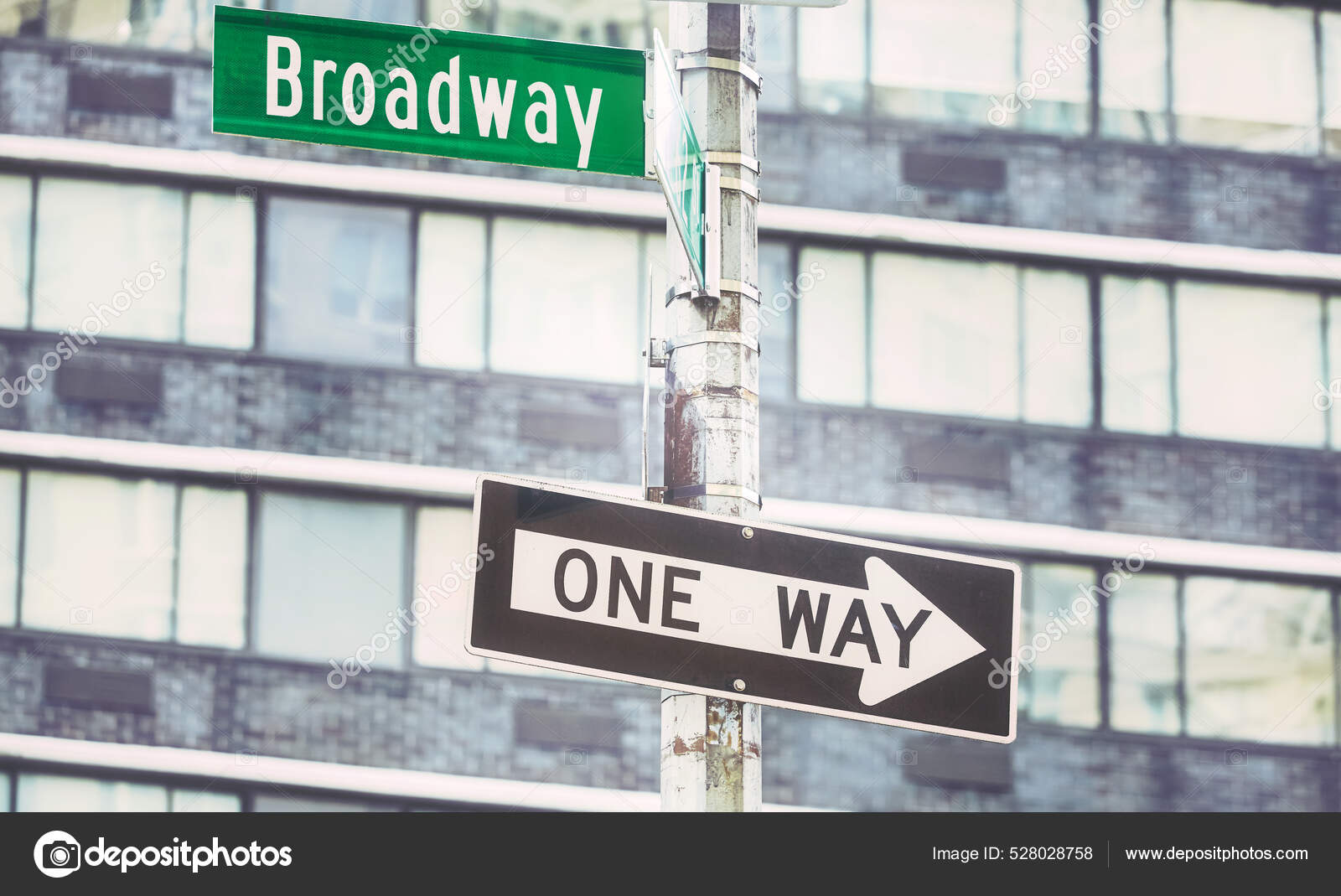 百老汇路上的单向交通标志适用调色选择性焦距美国纽约市——图库图片© MaciejBledowski #528028758