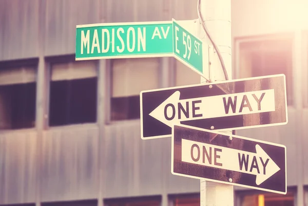 One Way Verkehrsschilder Der Madison Avenue Farbtonung Aufgetragen Selektiver Fokus — Stockfoto