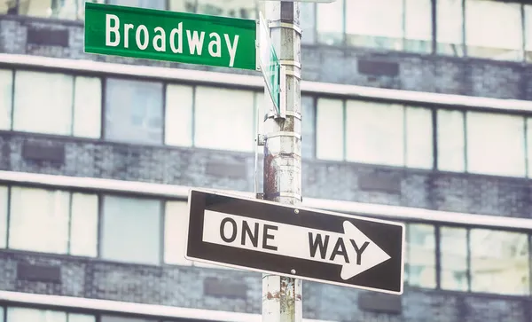 Znak Drogowy Jednokierunkowy Broadway Road Zastosowane Tonowanie Kolorów Ostrość Selektywna — Zdjęcie stockowe