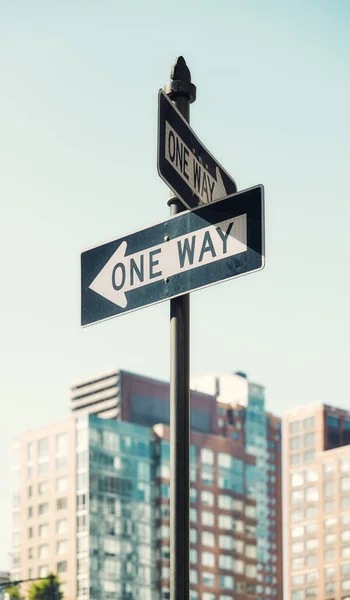 ニューヨークの一つの方法道路標識 選択的焦点 カラートーンが適用されます — ストック写真