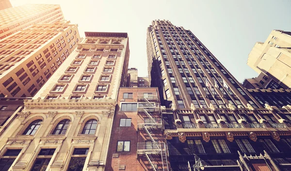 Mirando Hacia Arriba Los Viejos Edificios Manhattan Contra Sol Imagen — Foto de Stock