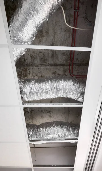 Lüftungsrohre Aus Silbernem Isoliermaterial Abgehängter Decke Während Der Renovierung — Stockfoto