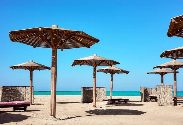 Holzsonnenschirme Sonnenliegen Und Windschutzscheiben Strand Marsa Alam Ägypten — Stockfoto