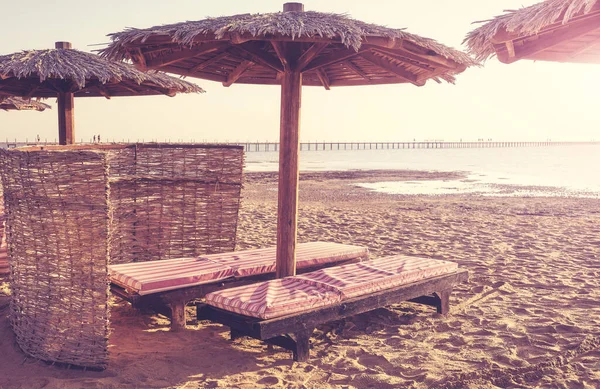 Leżaki Parasole Plaży Zastosowane Tonowanie Kolorów Koncepcja Wakacji Letnich — Zdjęcie stockowe