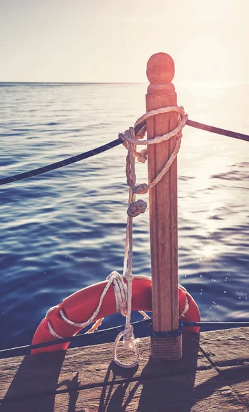 Lifebuoy Дерев Яному Пірсі Проти Встановленого Сонця Кольорове Тонування — стокове фото