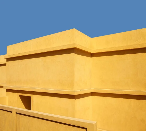 Parede Edifício Amarelo Contra Céu Azul — Fotografia de Stock
