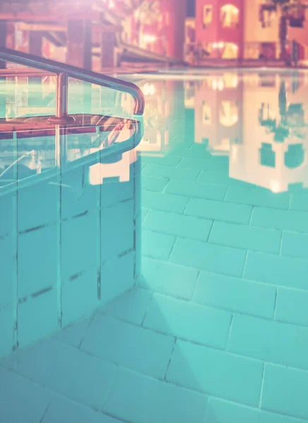 Swimmingpool Ingång Och Räcke Natten Färg Toning Tillämpas Selektivt Fokus — Stockfoto