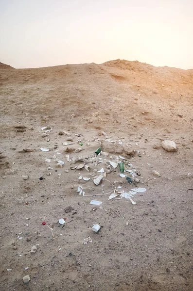 砂漠の砂に捨てられたゴミ — ストック写真
