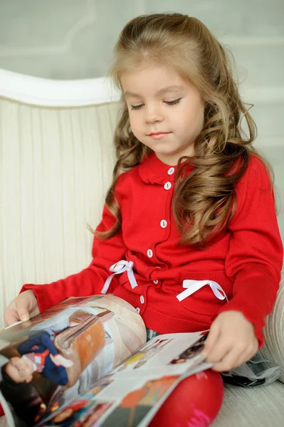 小女孩用一本杂志 — 图库照片
