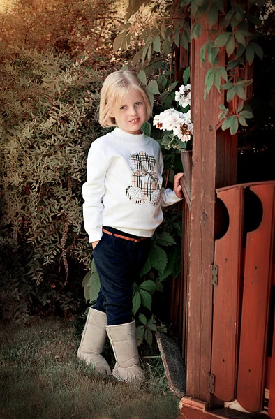 Stylisches kleines Mädchen posiert — Stockfoto