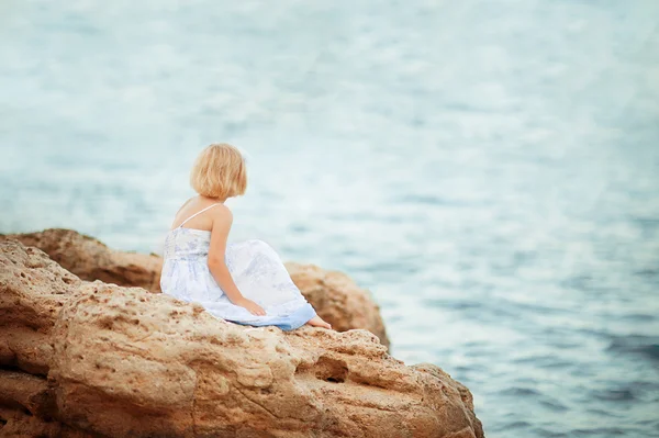 Liten flicka ute på havet — Stockfoto