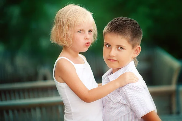 Twee kinderen knuffelen — Stockfoto