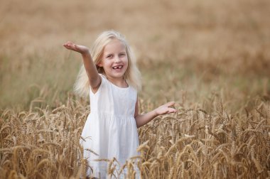 küçük kız buğday bir alana yürür