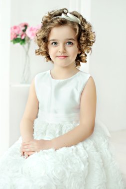 Beyaz elbise, sevimli küçük kız