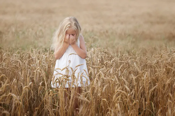 Mała dziewczynka idzie na pole pszenicy — Zdjęcie stockowe