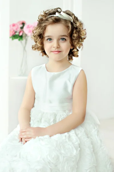 Mignonne petite fille en robe blanche — Photo