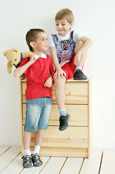 Meninos brincando no quarto — Fotografia de Stock