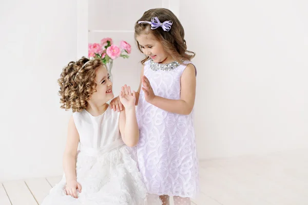 Mignonnes petites filles en robes blanches parler — Photo