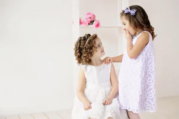Sevimli küçük kız beyaz elbiseler konuşuyor — Stok fotoğraf