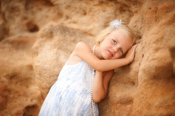 Schattig klein meisje met ketting — Stockfoto