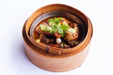 tavuk ayakları dimsum beyaz zemin üzerine