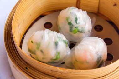 Beyaz arka plan üzerinde izole Çin dimsum vapur karides