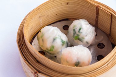 Beyaz arka plan üzerinde izole Çin dimsum vapur karides