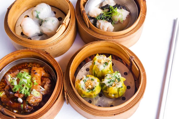 Různé dim sum v bambusové mísa sterilizoval — Stock fotografie