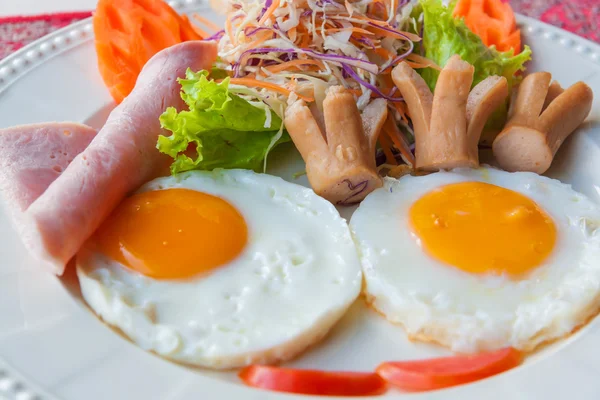 Plate of breakfast with fried eggs — Stock Photo, Image